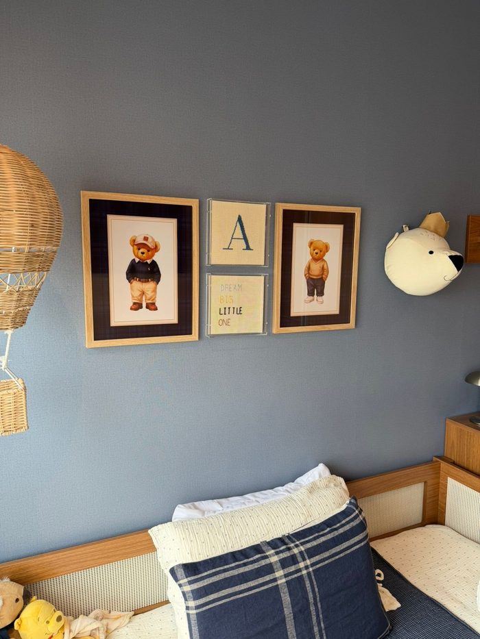 Quarto azul com três quadros: dois ursinhos e a letra A